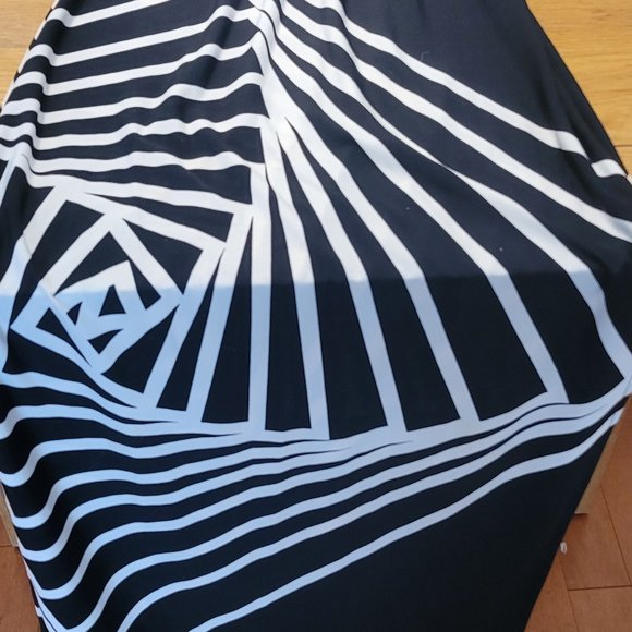 Gorgeous black and white gown - Picture 3 of 4